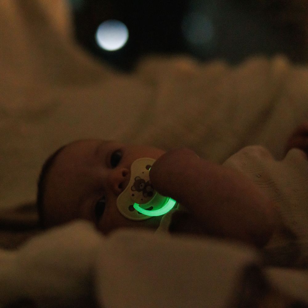 BabyOno Anatomska slikonska duda GLOW 0-6 mj, 2 kom