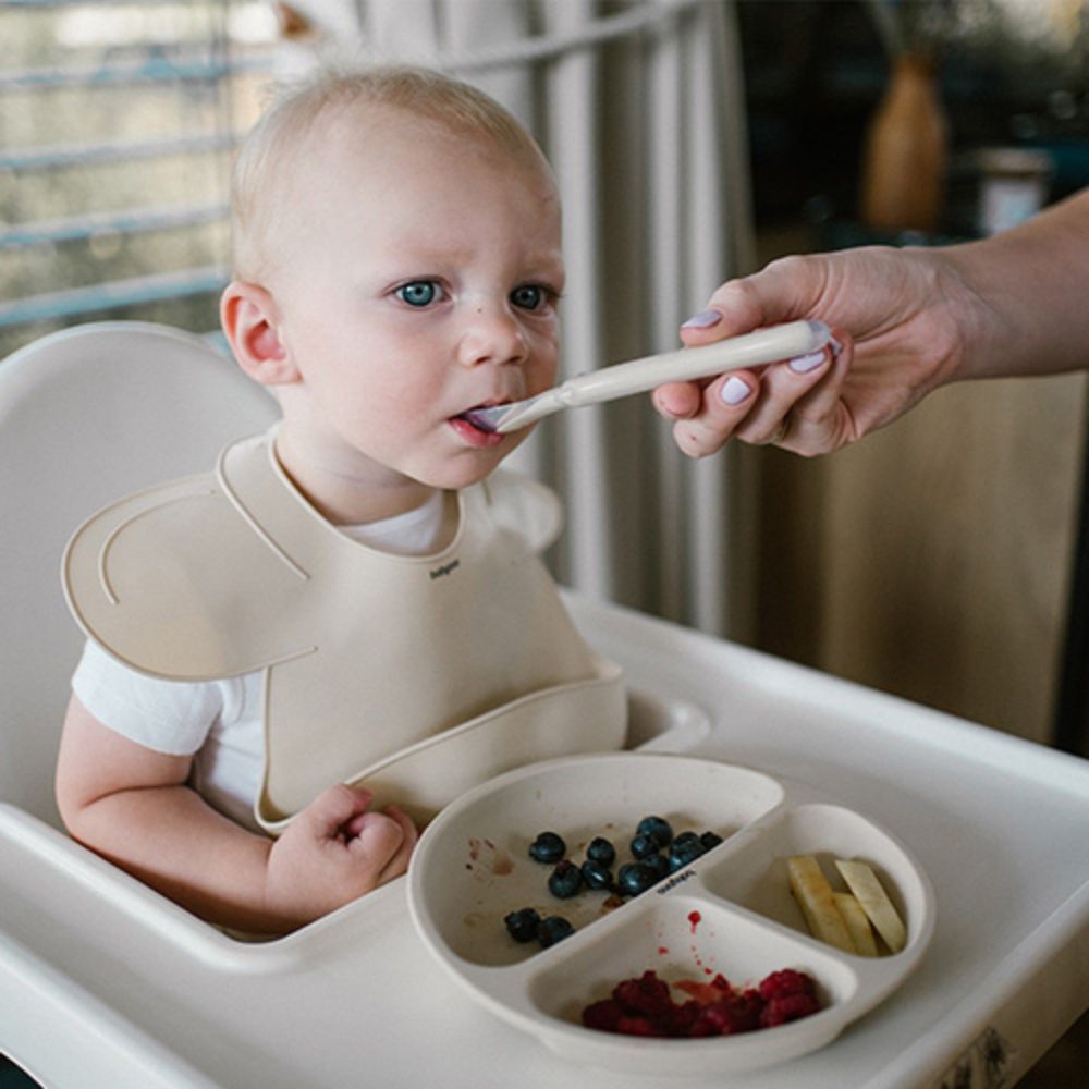BabyOno Silikonski okrugli tanjur s odjeljcima i vakuumom 6 m+, bež