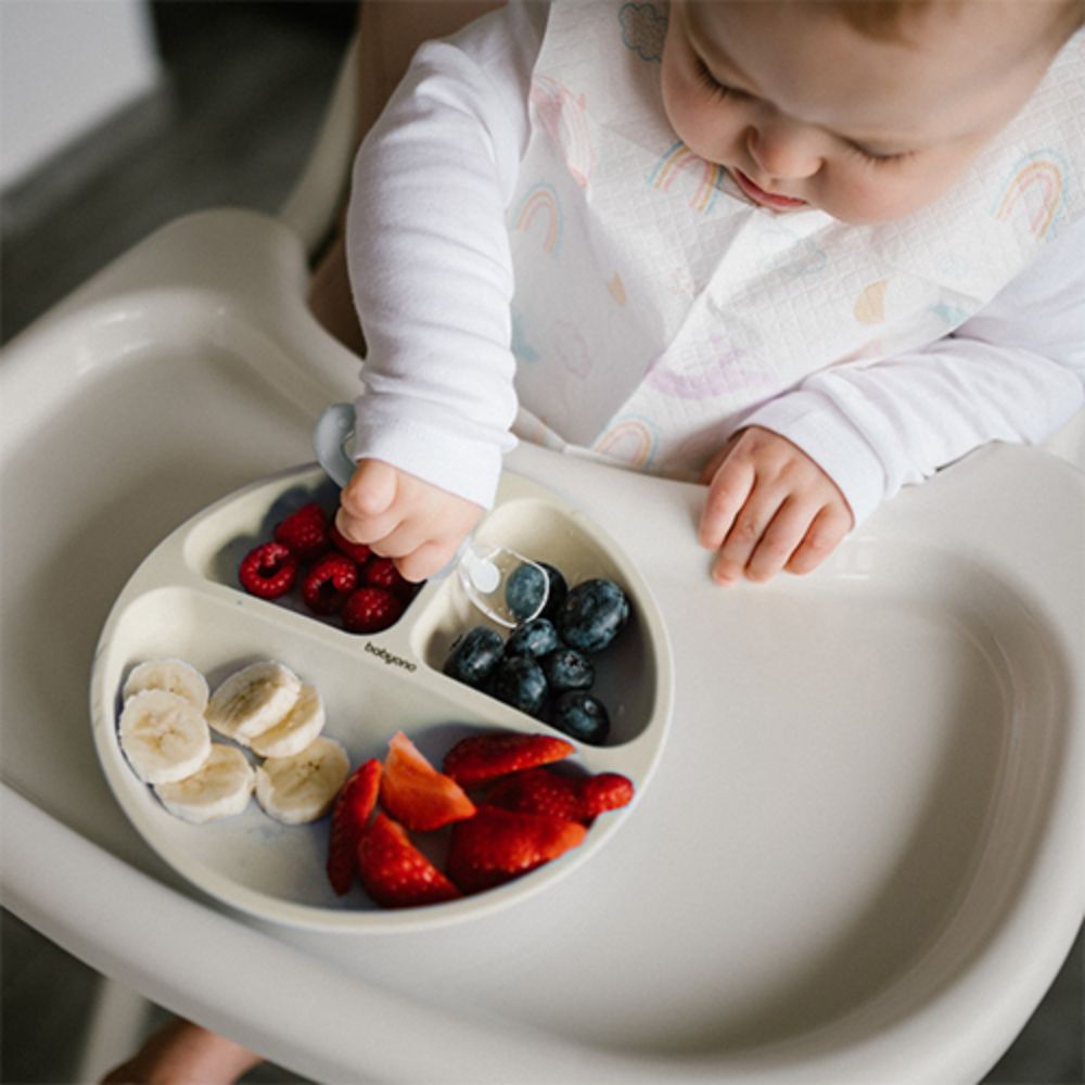 BabyOno Silikonski okrugli tanjur s odjeljcima i vakuumom 6 m+, bež