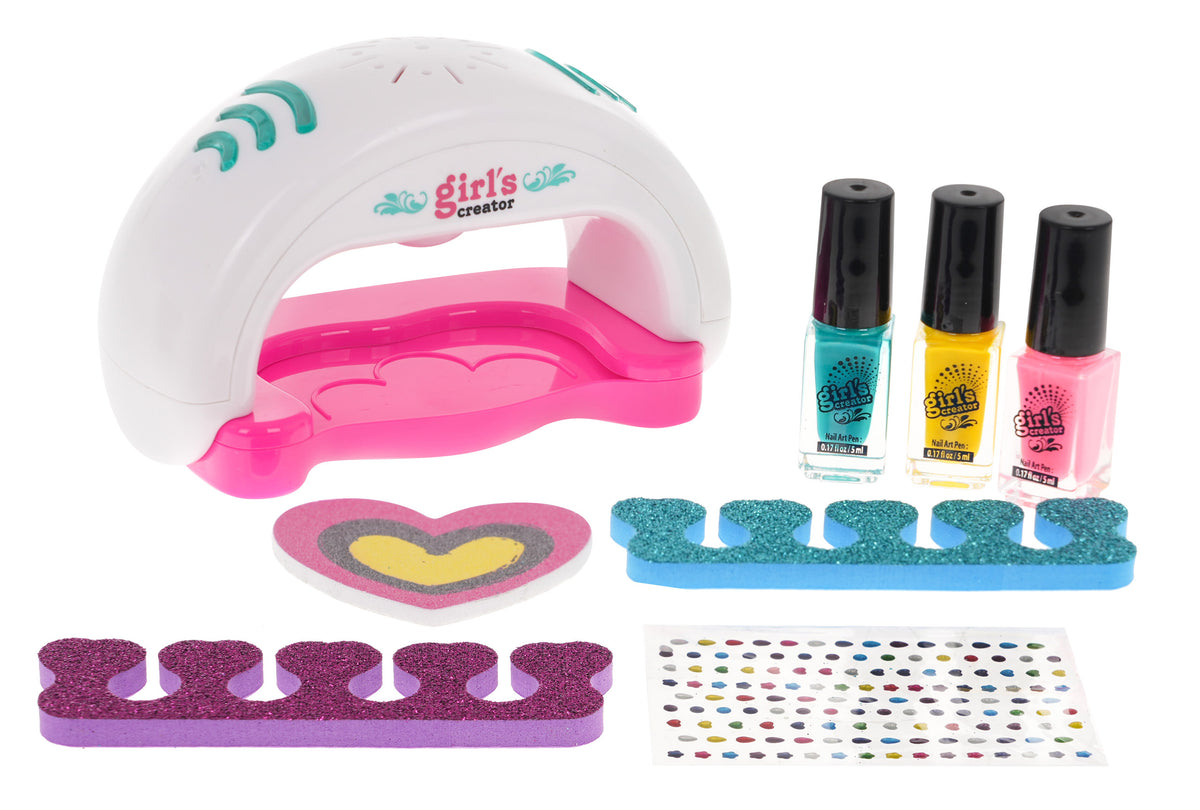 Nail art kit with accessories