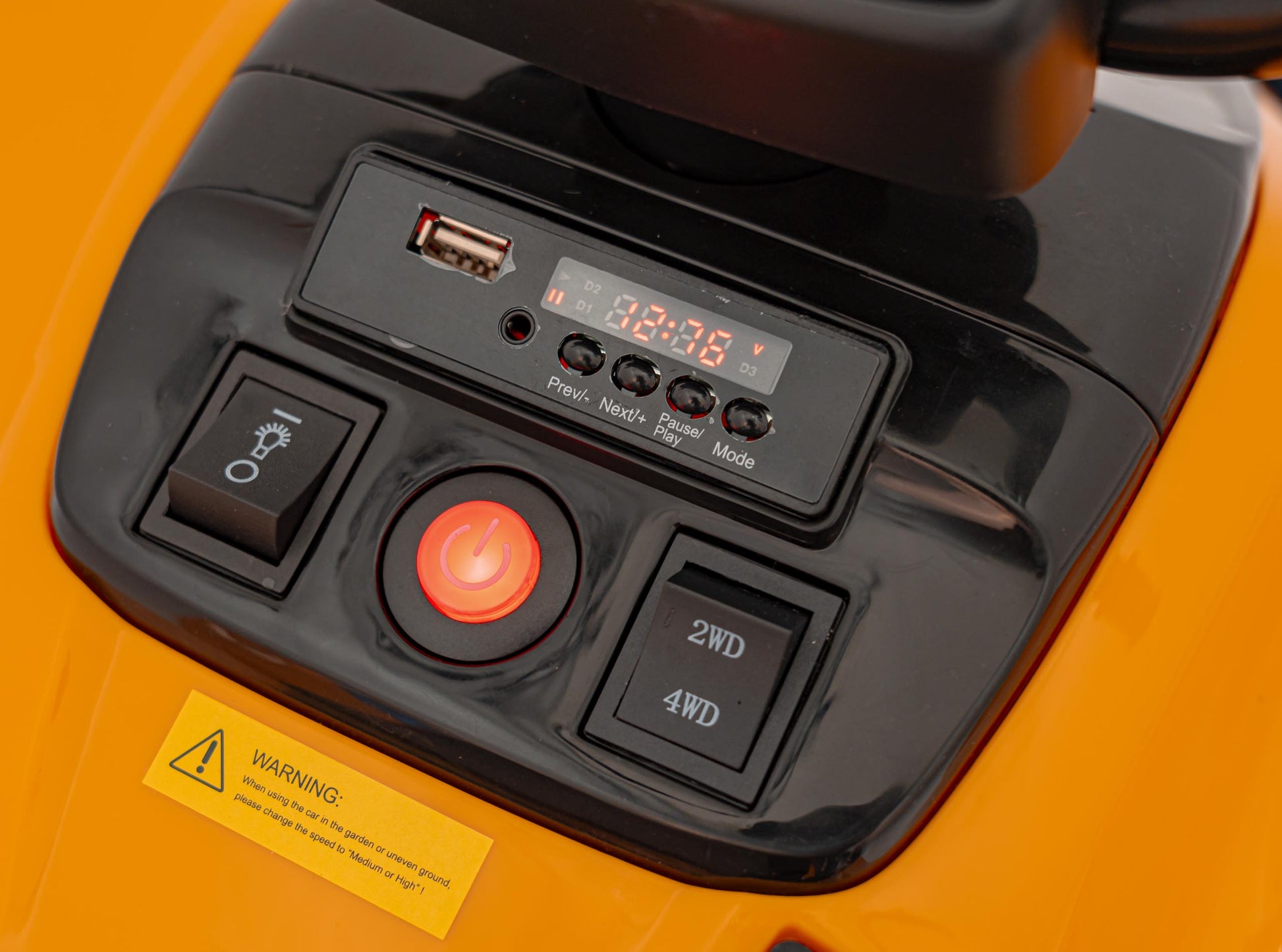Licencirani quad na akumulator Mclaren Racing MCL 35 4x4- narančasti