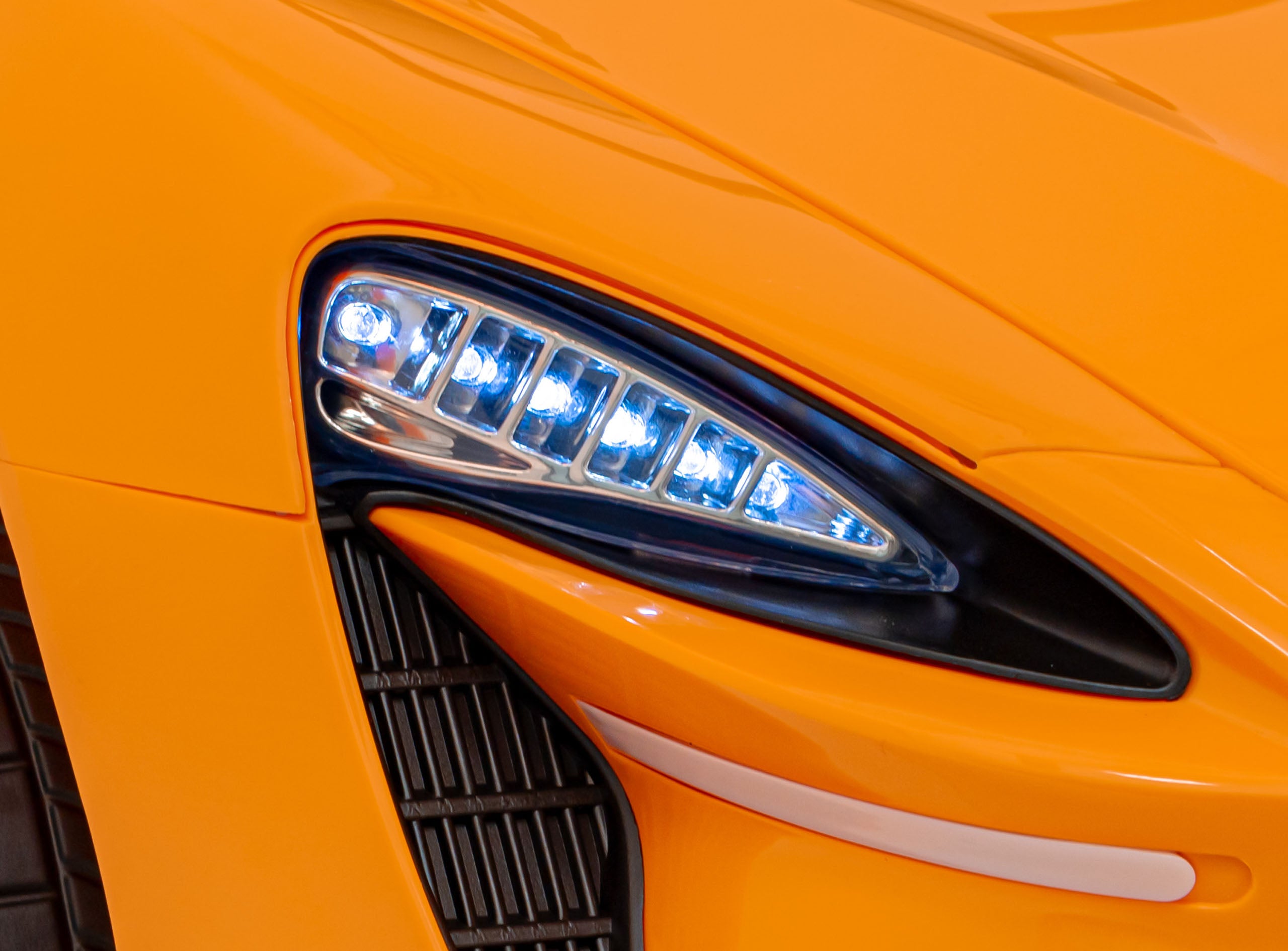 Licencirani auto na akumulator Mclaren Artura 4x4 - narančasti