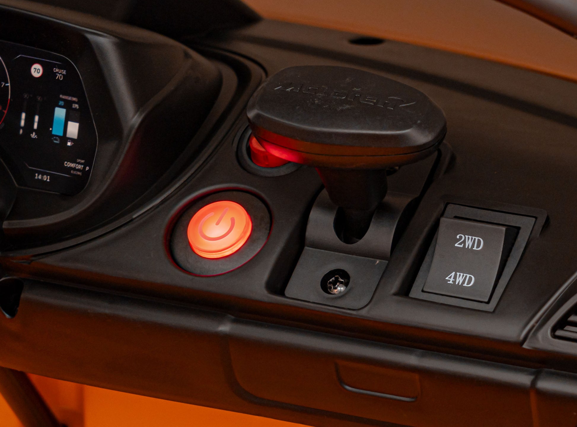 Licencirani auto na akumulator Mclaren Artura 4x4 - narančasti
