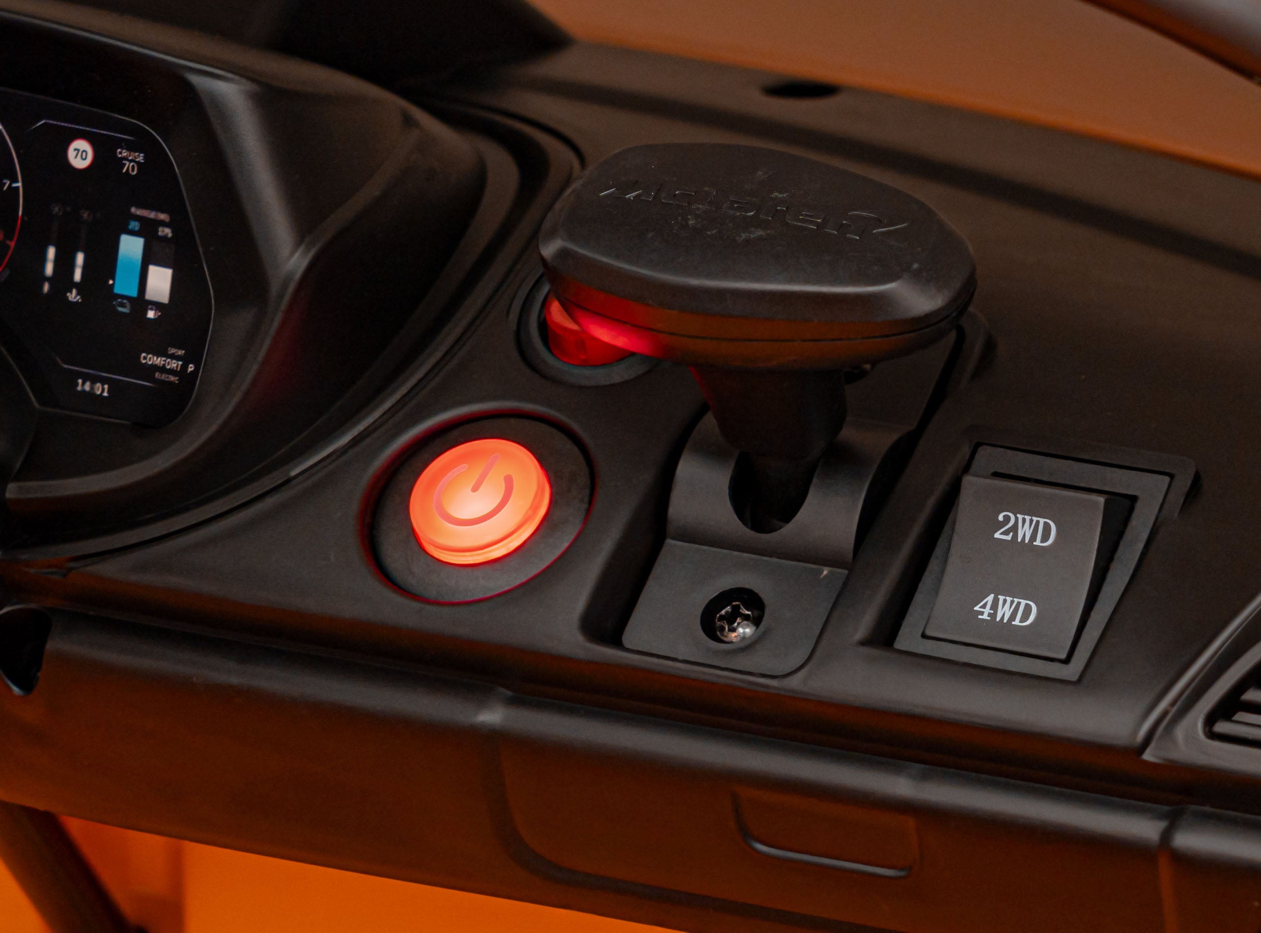 Licencirani auto na akumulator Mclaren Artura 4x4 - narančasti