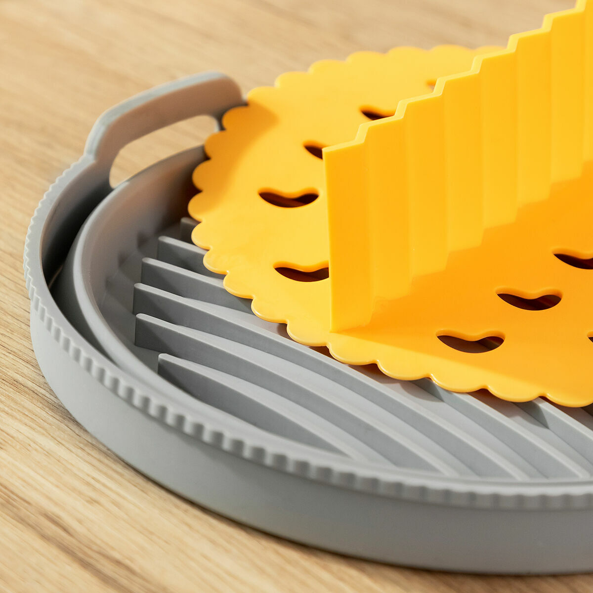 Paket sklopivih silikonskih košara s ručkama i separatorima za zračnu fritezu InnovaGoods (3 komada)