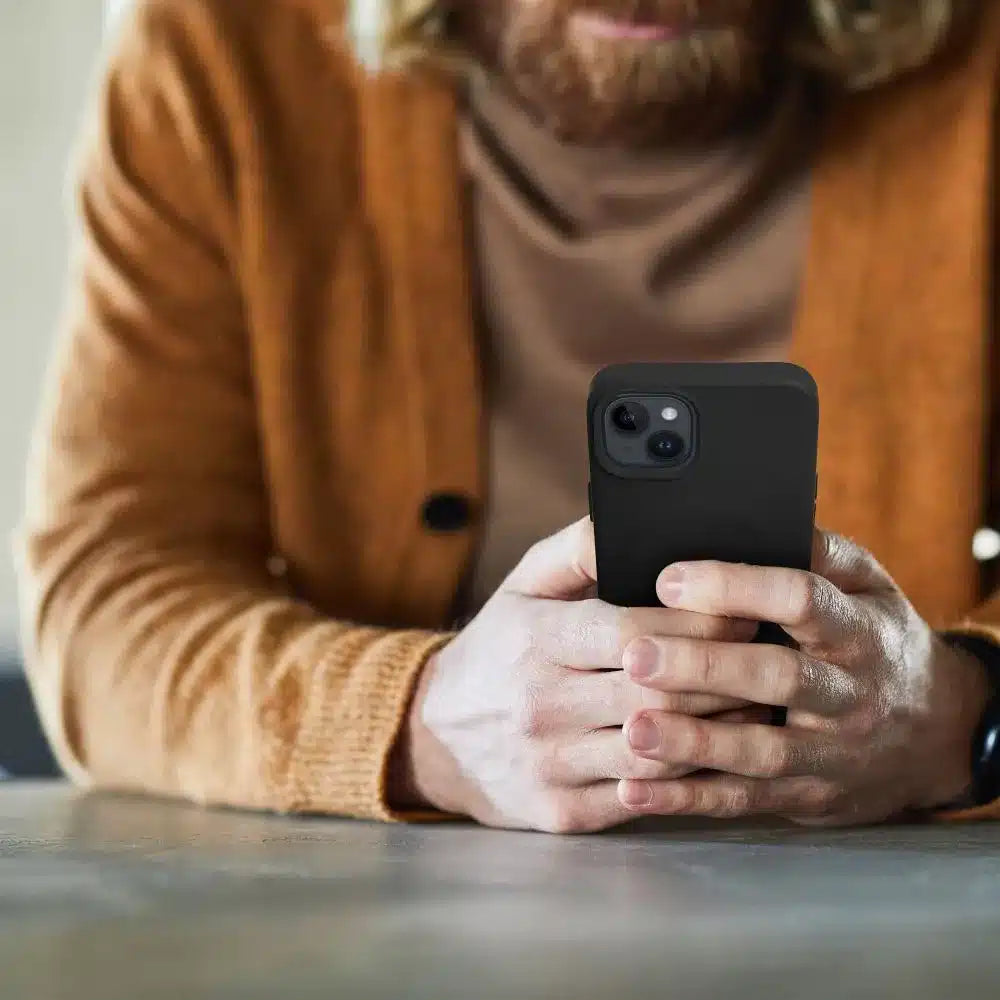 Roar usnjena Mag Case maska, združljiva z MagSafeom – za iPhone 14 Plus črna