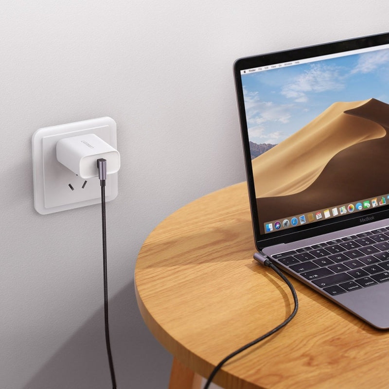 Ugreen USB-C na USB-C kabel US323 kotni 60W 3A 1m črn
