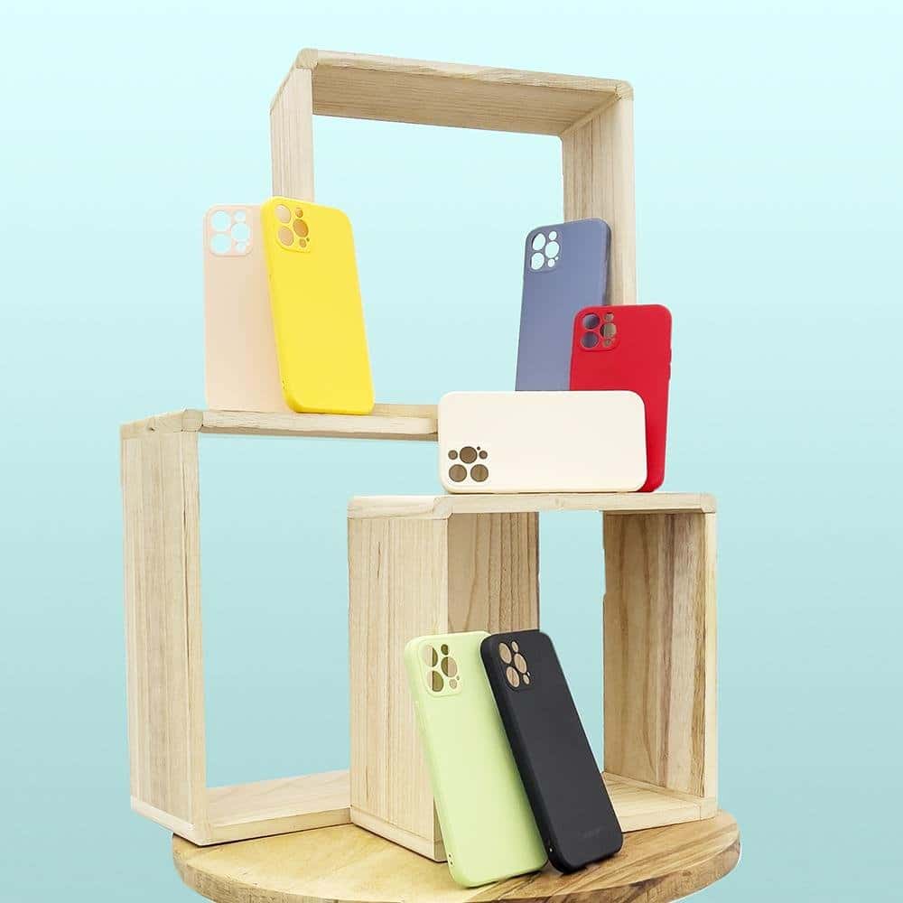 Wozinsky Color Case silikonska fleksibilna vzdržljiva torbica za iPhone 12 Pro rdeča