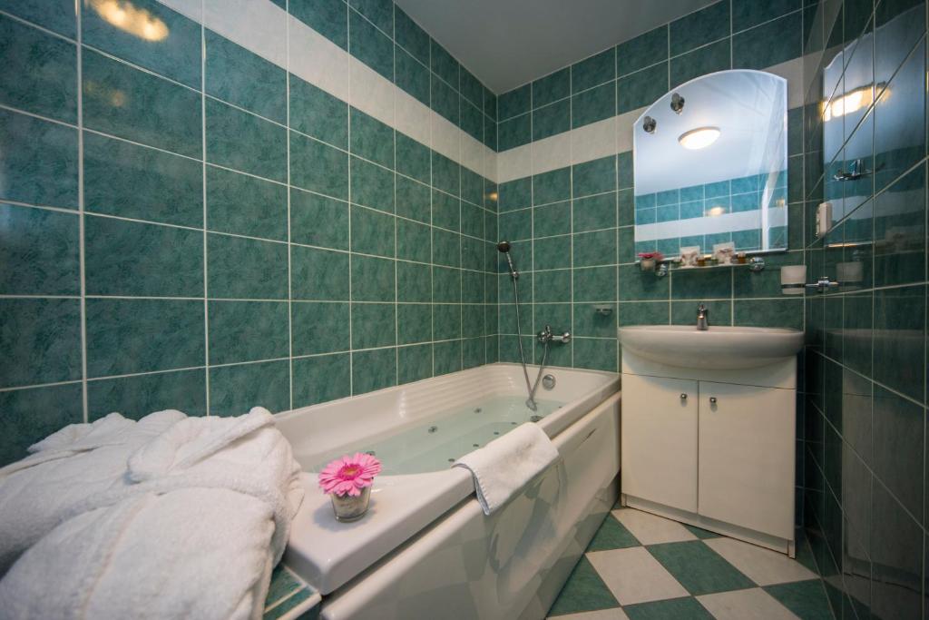 Praga, 2, 3 ali 4 nočitve za 2 osebi z zajtrkom ali polpenzionom in wellnessom v Top Hotel****